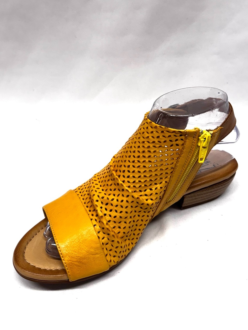 MIZ MOOZ WOMEN'S SIDE BUCKLE / ZIP LEATHER SANDALS OCRE 37EU / 7US # T-186 - Picture 3 of 5